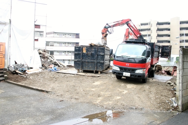 解体は重機とトラックで行いました