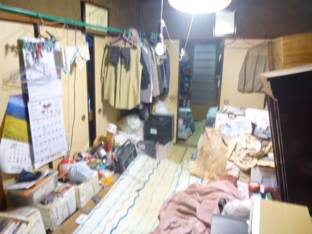 布団も敷いたままの状態で長年放置されていた室内